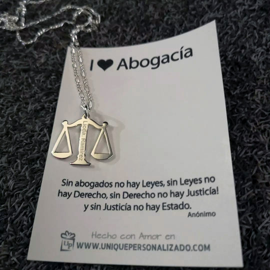 Cadena balanza de la justicia con nombre grabado - Unique Personalizado