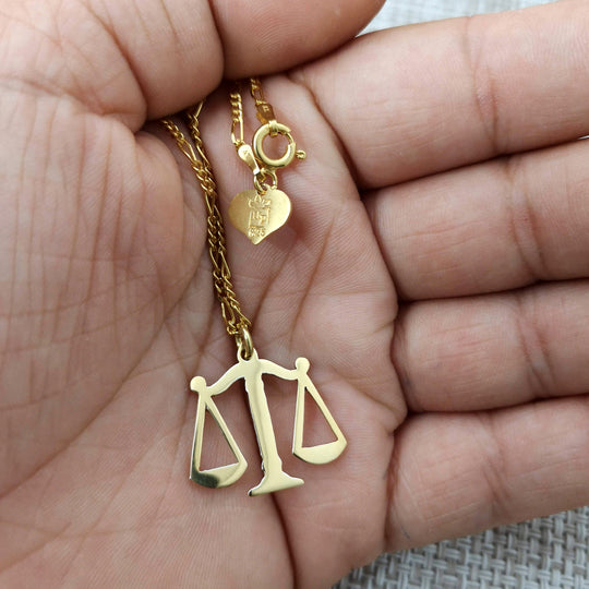 Cadena balanza de la justicia con nombre grabado - Unique Personalizado