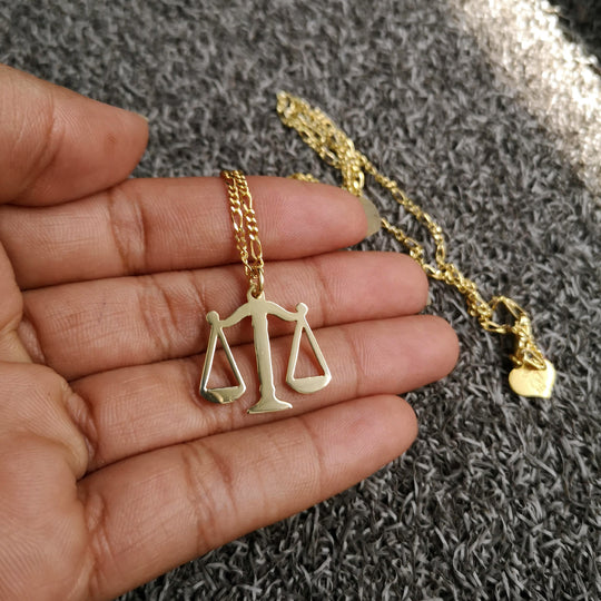 Cadena balanza de la justicia con nombre grabado - Unique Personalizado