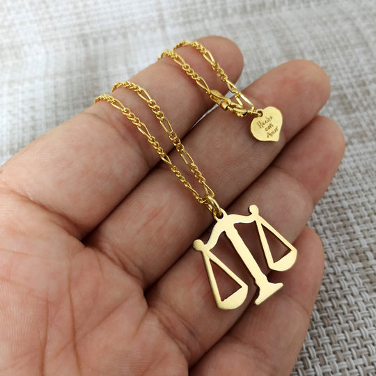 Cadena balanza de la justicia con nombre grabado - Unique Personalizado