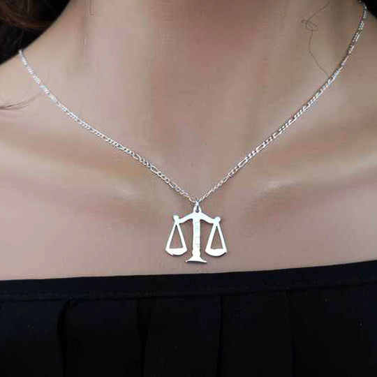 Cadena balanza de la justicia con nombre grabado - Unique Personalizado