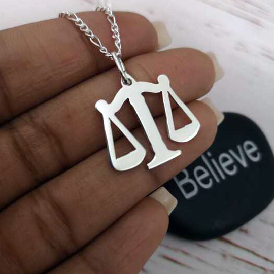 Cadena balanza de la justicia con nombre grabado - Unique Personalizado