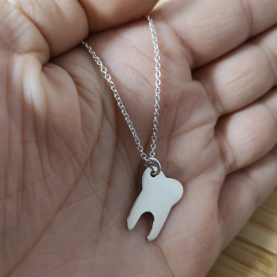 Cadena con dije de Odontología - Unique Personalizado
