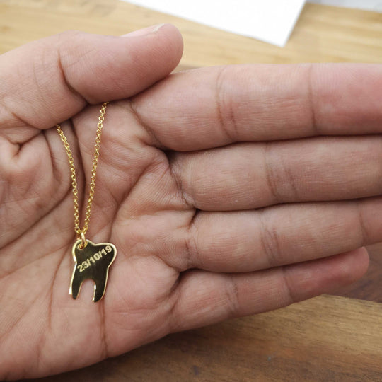 Cadena con dije de Odontología - Unique Personalizado
