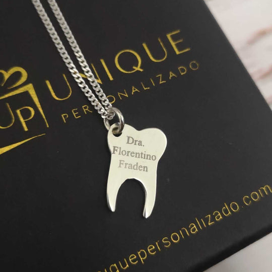 Cadena con dije de Odontología - Unique Personalizado