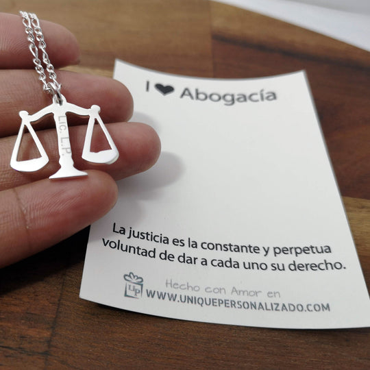 Cadena balanza de la justicia con nombre grabado