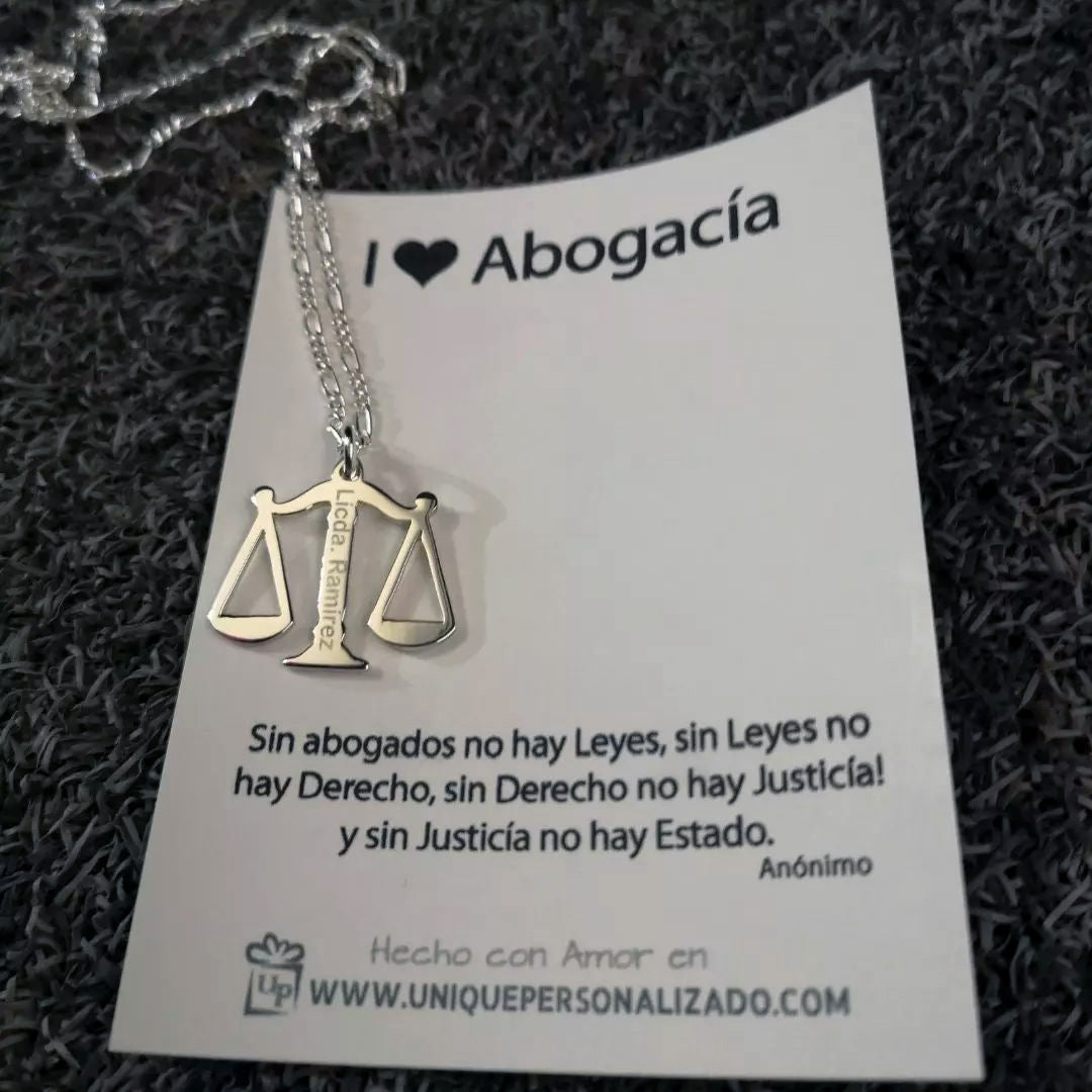 Cadena balanza de la justicia con nombre grabado