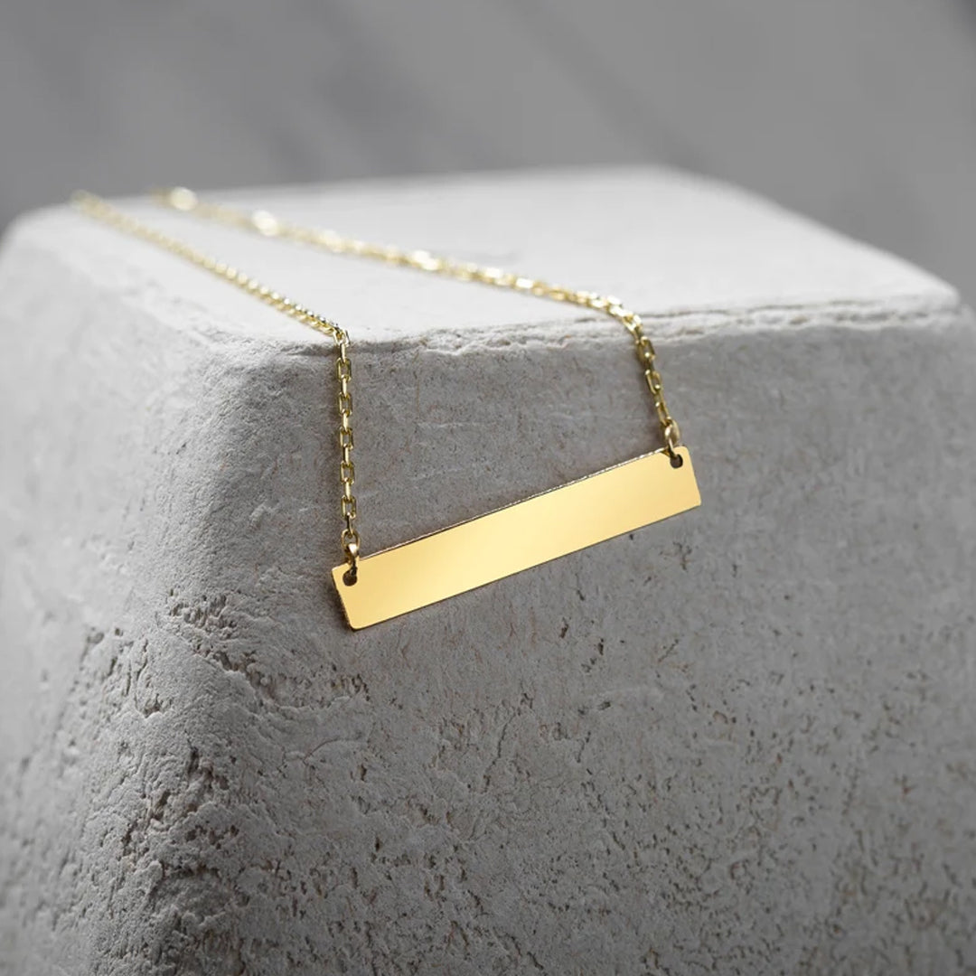 Cadena elegante con barra personalizada y texto grabado.