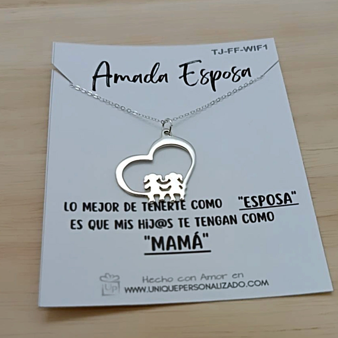 Collar corazón con niños sentado sobre fondo suave, resaltando su significado emocional.