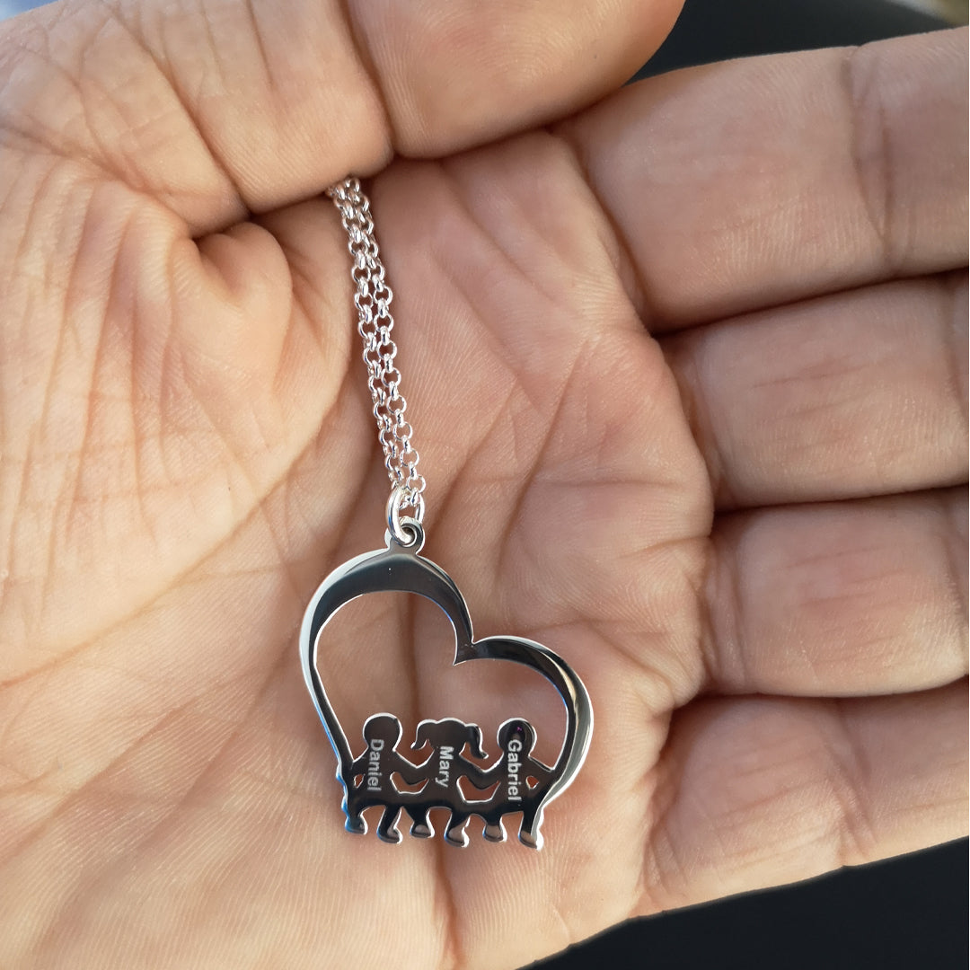Cadena corazón con detalle de niños sentados grabados, ideal para llevar siempre a los pequeños contigo.