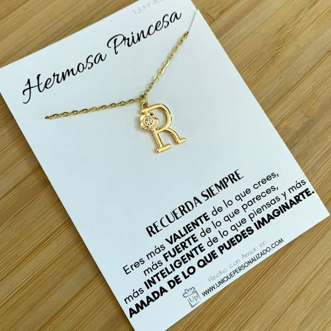Cadena con inicial personalizada, acompañada de una delicada flor y una brillante circonia.