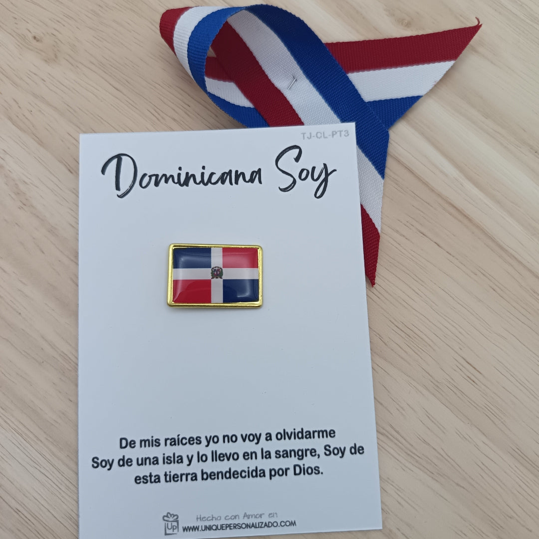 Pin con borde metálico y bandera dominicana en el centro de acrílico sobre tarjeta personalizada