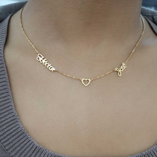 sta completa de la cadena personalizada con dos nombres y un corazón central, ideal para parejas o madres.