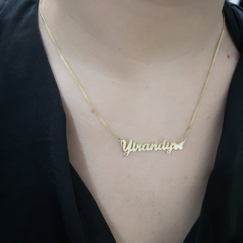 Cadena delicada con nombre y mariposa dorada, perfecta para recordarle cuánto la amas cada día.