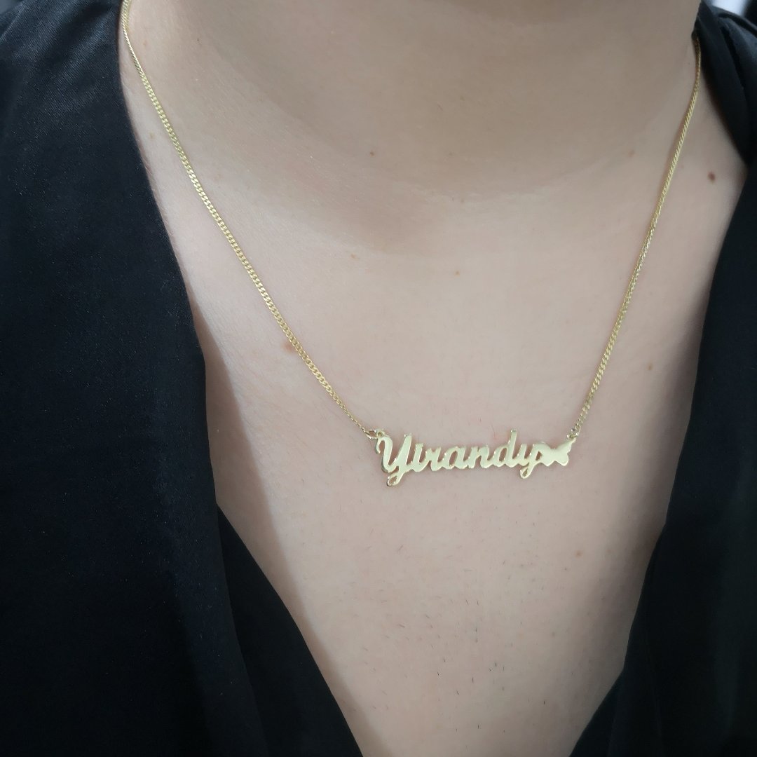 Cadena delicada con nombre y mariposa dorada, perfecta para recordarle cuánto la amas cada día.