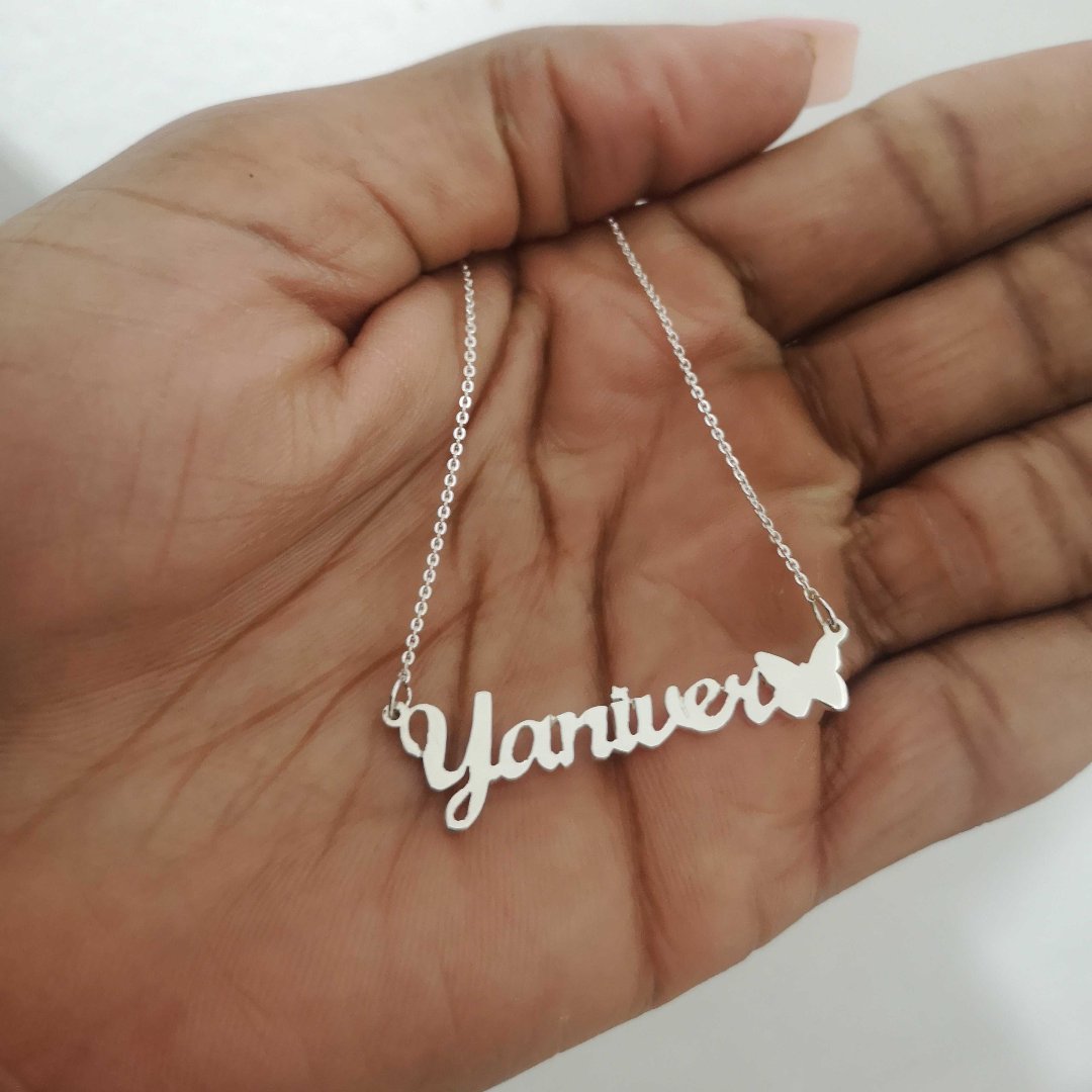 Cadena con nombre personalizado acompañado de una mariposa.