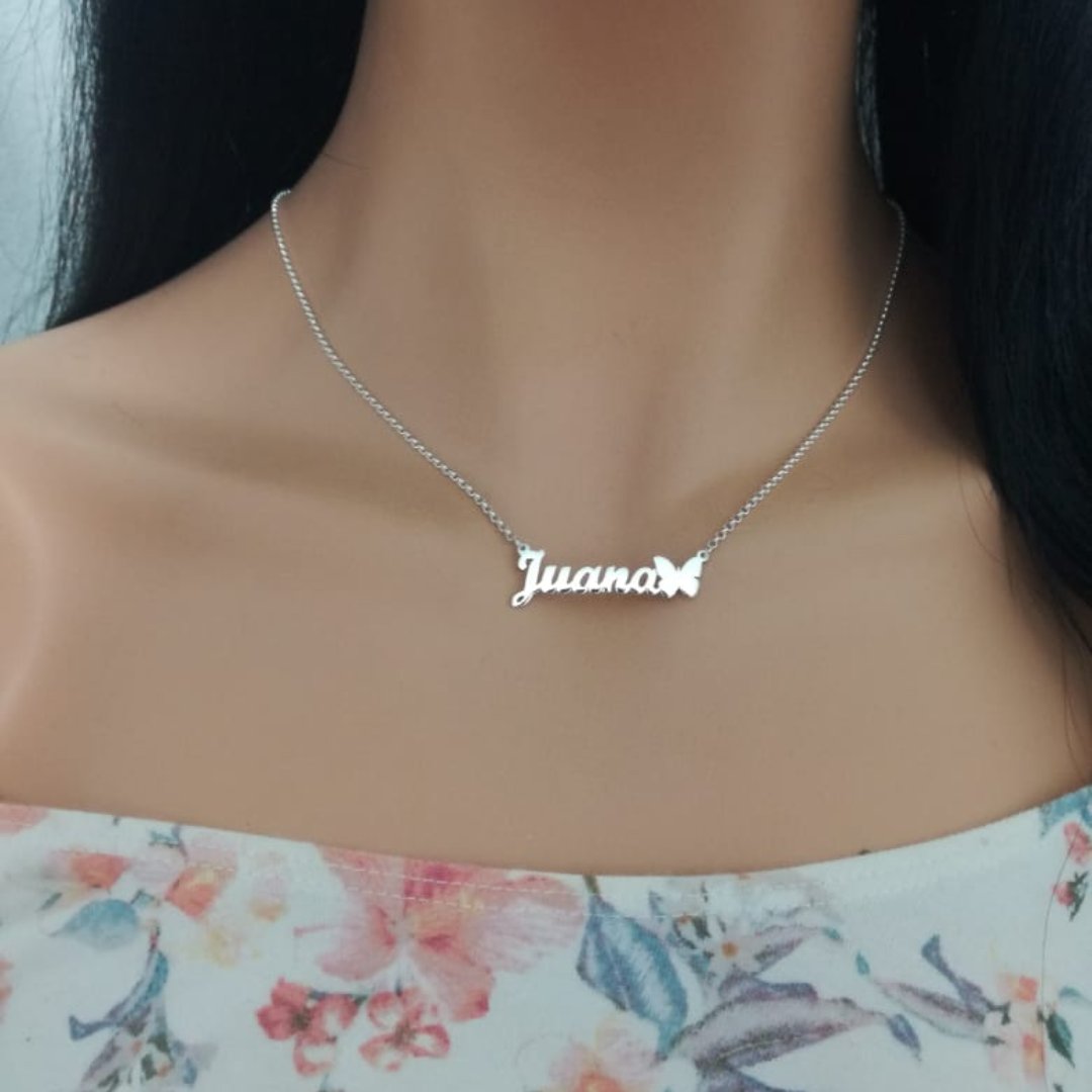 Collar personalizado con nombre y mariposa, un símbolo del amor que siempre vuela con ella.